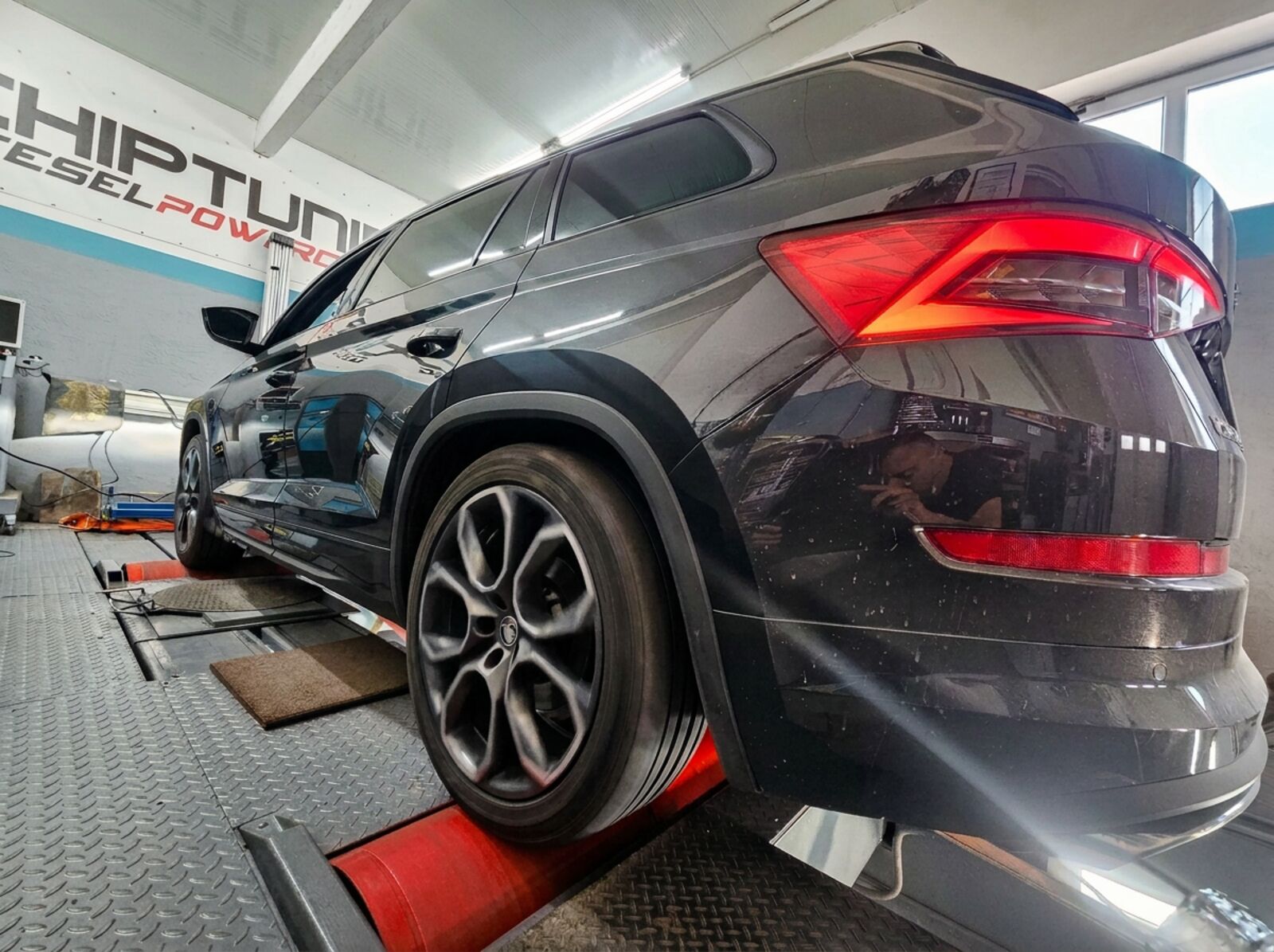 Škoda Kodiak na synchronizovanej 4x4 valcovej brzde Motocom v dielni Dieselpowerchip.eu